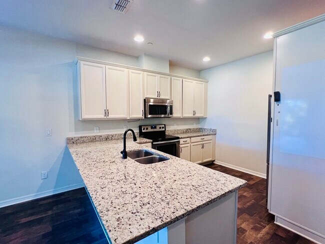 Building Photo - Gorgeous 3 bedroom, 2½ bath, 2 STORY townhome