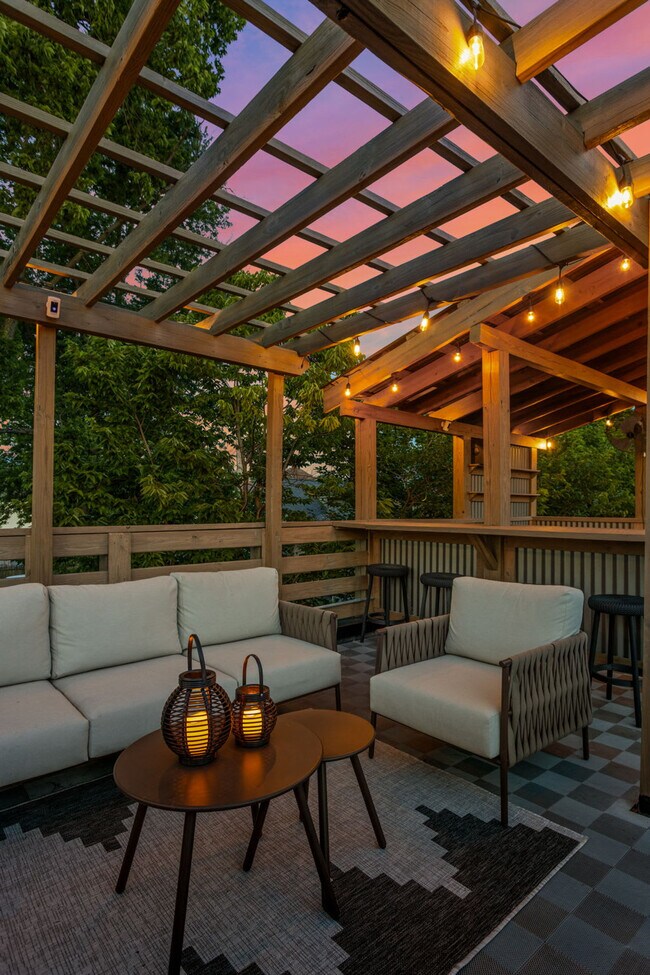 Building Photo - 1616 Pleasant St