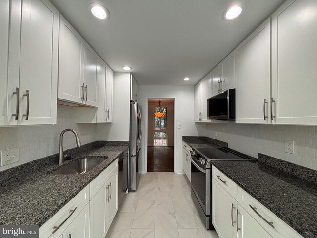 Building Photo - 8022 Inverness Ridge Rd