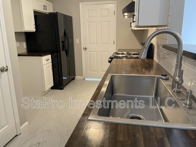 Building Photo - 106 Village Pl