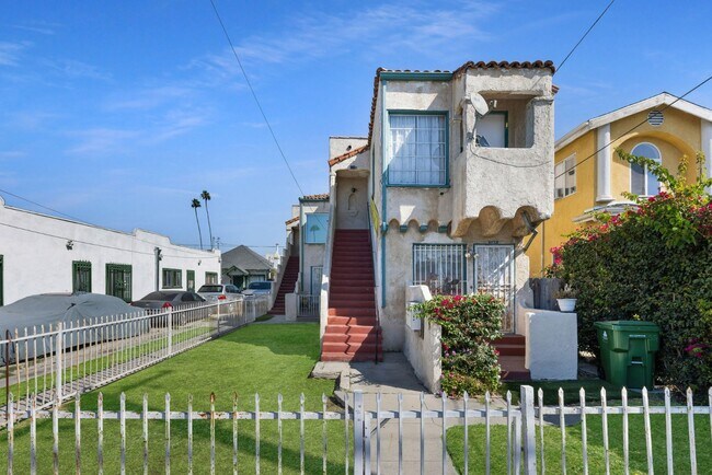 Building Photo - Spacious 2-Bedroom Apartment in Prime Los ...