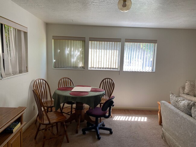 Building Photo - Cozy 2 Bedroom Lower Apartment - Utilities Included
