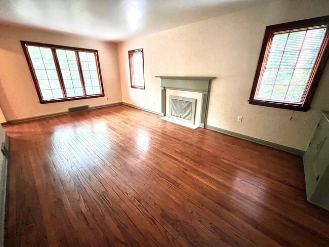 Building Photo - Pittsburgh - 3 Bedroom 1.5 Bathroom - Stunning Home