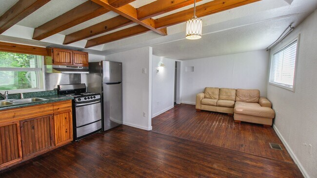 Building Photo - 1709 Cloverlawn Ave