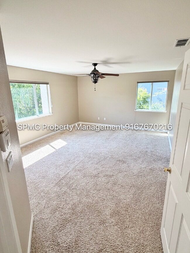Building Photo - Beautiful 4 Bed / 3 Bath Home in Prime Roseville Location – Across from Park!