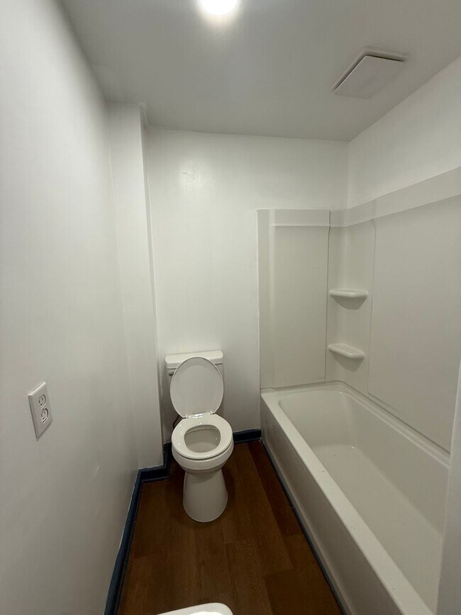 Building Photo - Spacious 6-Bedroom Home for Rent – $2,750/Month + Utilities