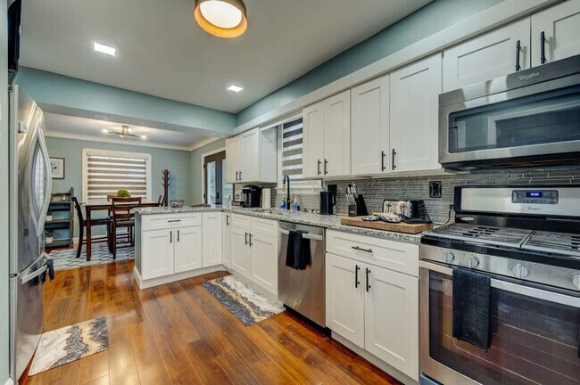 Building Photo - 3855 Grosvenor Rd