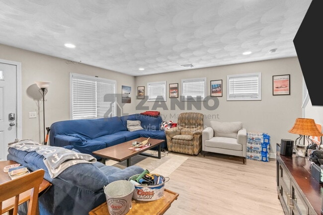 Building Photo - 498 Park Ave