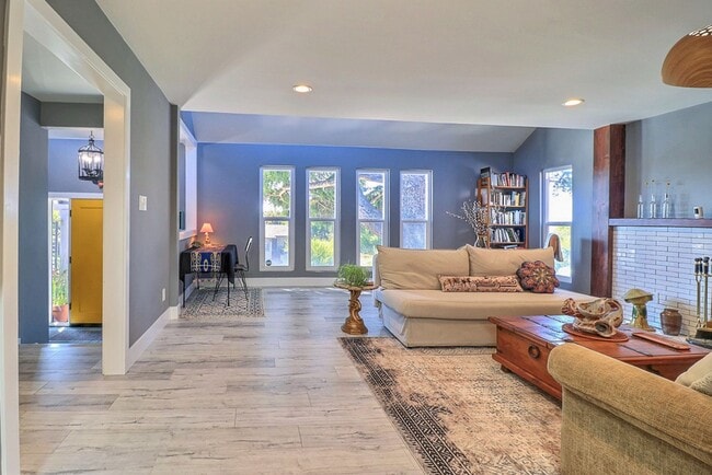 Building Photo - Stunning East Richmond Heights Home!
