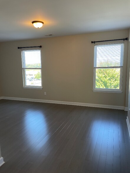 Building Photo - 305 2nd St