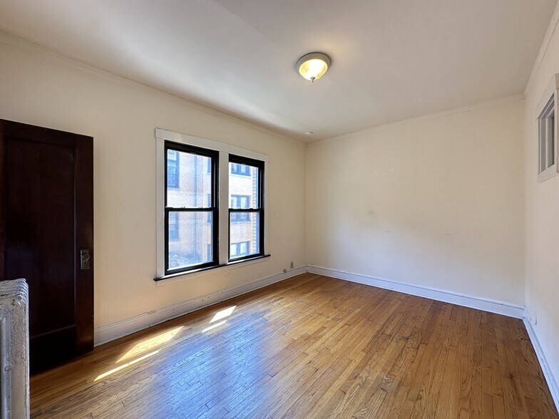 Building Photo - 2434 N Sawyer Ave