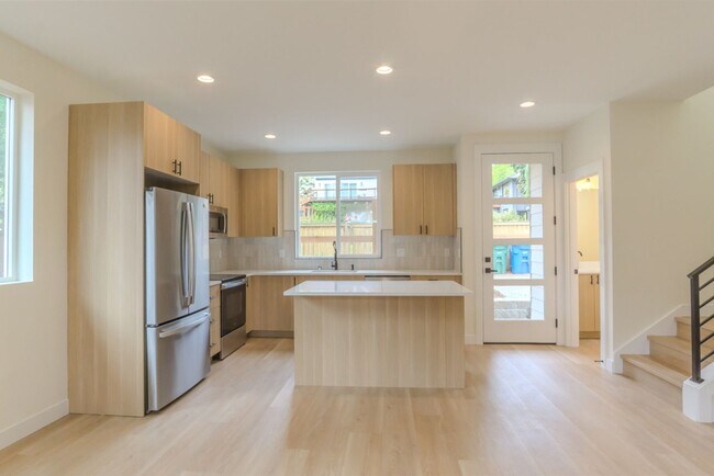 Building Photo - 2Bd/2.25Ba Seattle Home
