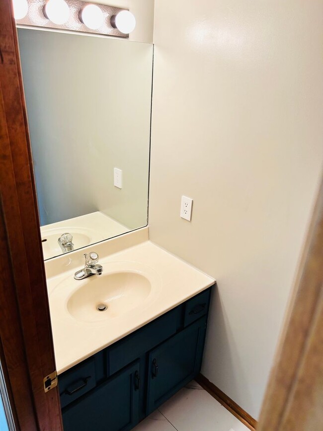 Building Photo - Convenient Location, Spacious Home