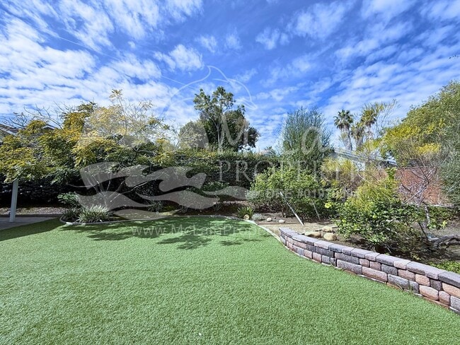 Building Photo - 4 bd with SOLAR  and AC with huge yard!