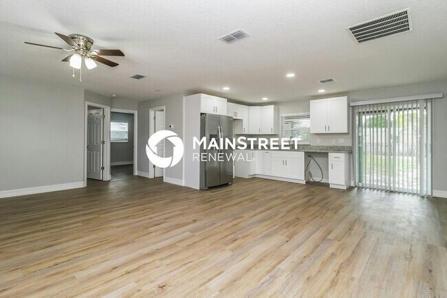 Building Photo - 3 Bedroom Pet-Friendly Home in LEESBURG, FL with Main Street Renewal