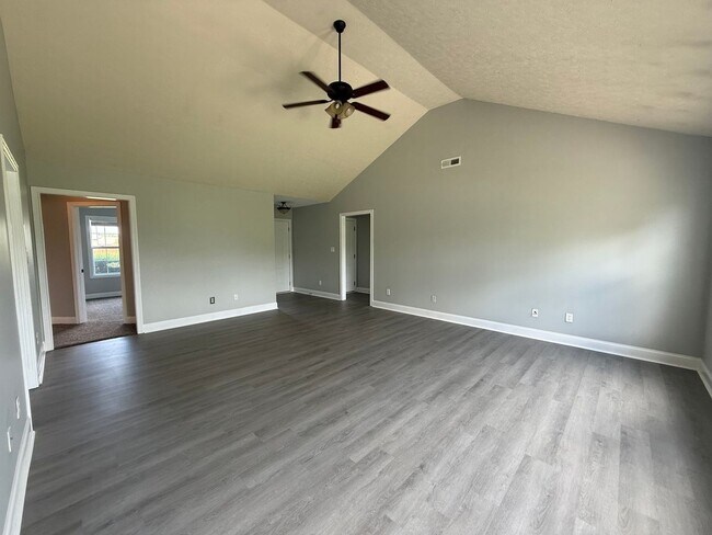Building Photo - Spacious 3 bedroom, 2 bath house near GM, Magna, and Industrial Park.