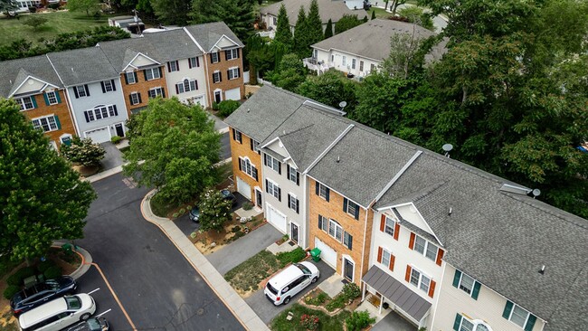 Building Photo - 3-Bedroom Townhome with Bonus Room, Large ...