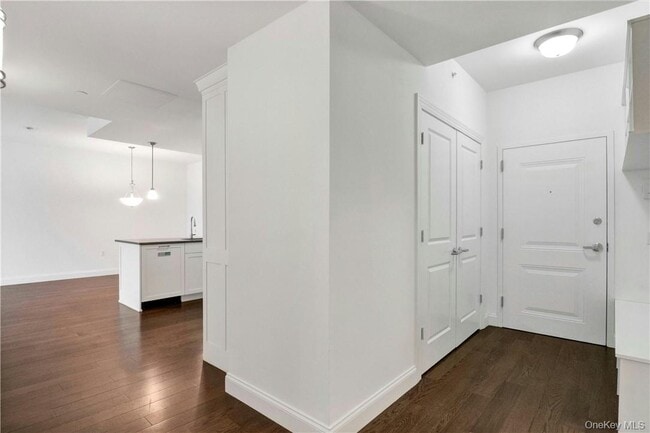 Building Photo - 10 Byron Pl