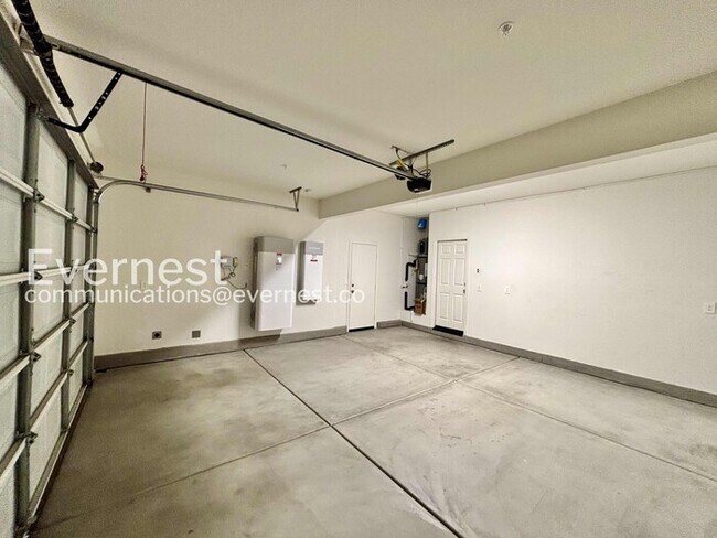 Building Photo - 4 Bed/3 Bath Home with Fenced Yard & Garage / Vouchers Accepted / Available Now!