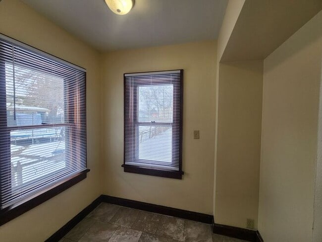 Building Photo - 2 Bedroom Home Near Union Hospital - Pets Welcome!