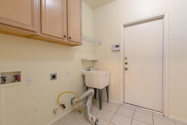 Building Photo - 2308 Sandra Dr