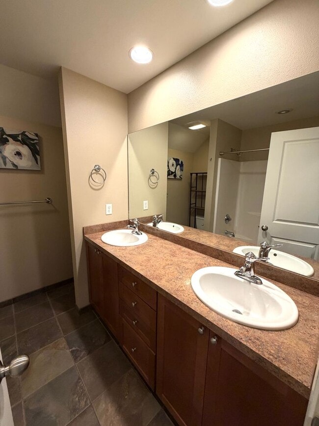 Building Photo - Absolutely Stunning, 6-Bed 3.5 Bath Execut...