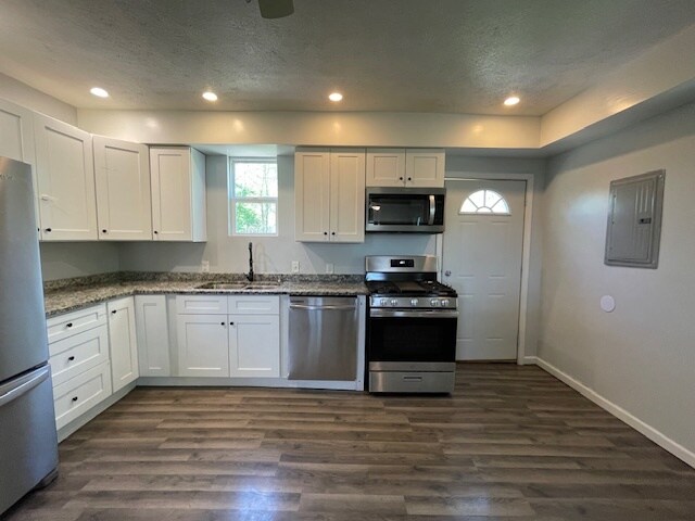 Building Photo - 809 S George Ave