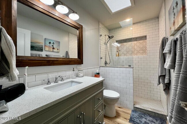 Building Photo - 4327 E Rancho Dr