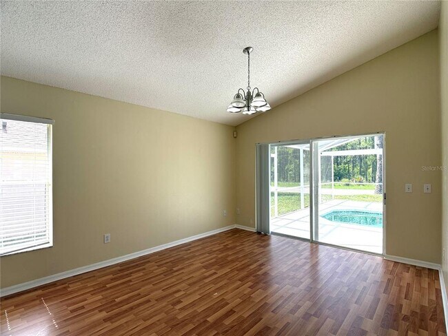 Building Photo - 526 Pine Cone Dr