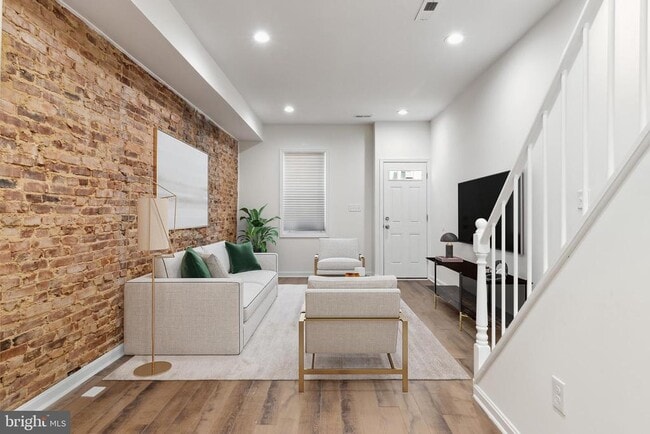 Building Photo - 912 N Milton Ave