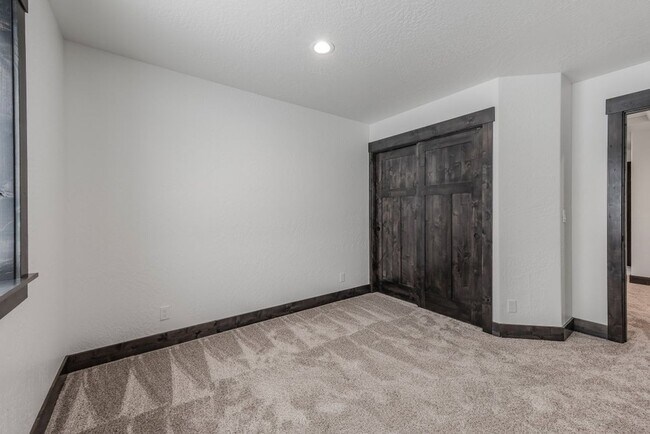 Building Photo - Brand New 3 bed 2.5 townhome