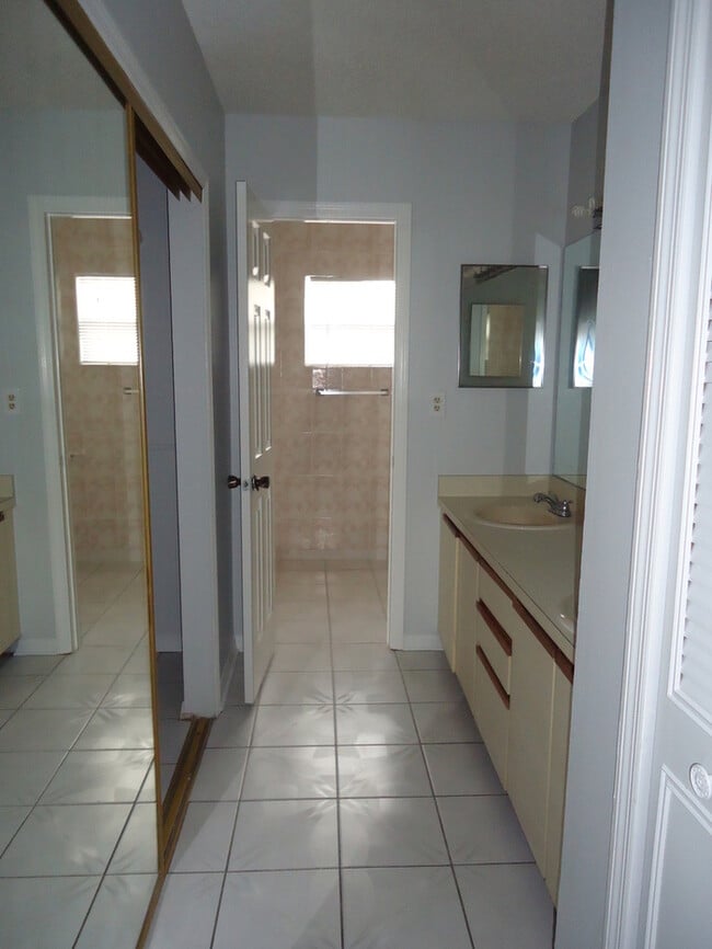 Building Photo - 1613 Little River Dr