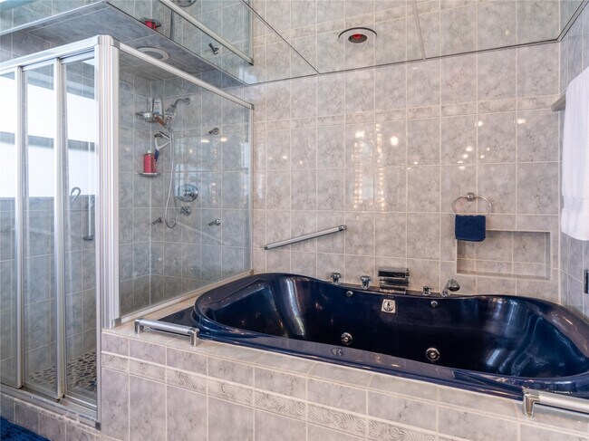 Building Photo - 2850 N Palm Aire Dr