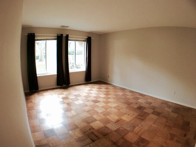 Building Photo - Large 2BR/1BA condo in gated community. Walking distance to Metro.