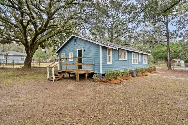 Building Photo - 1700 Northview Dr