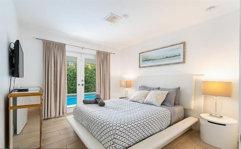 Building Photo - 2409 NE 22nd Terrace