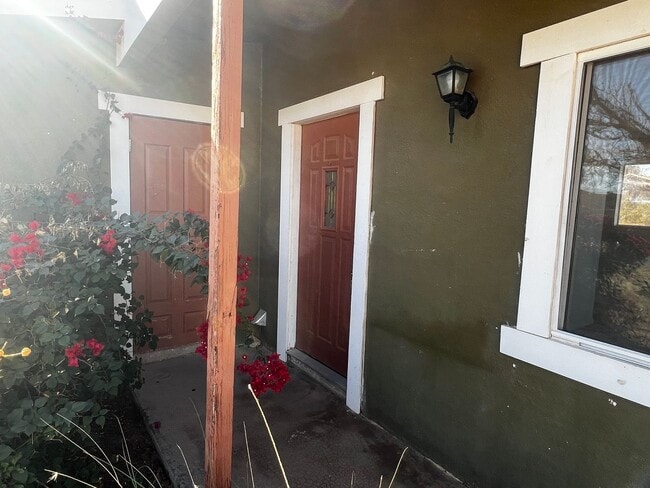 Building Photo - 2 Bedroom 1 Bath - Clean and Close To 29 Palms Marine Base