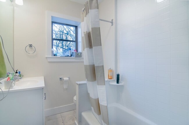 Building Photo - Beautiful 4 Bed in Fenway Available 9/1/26