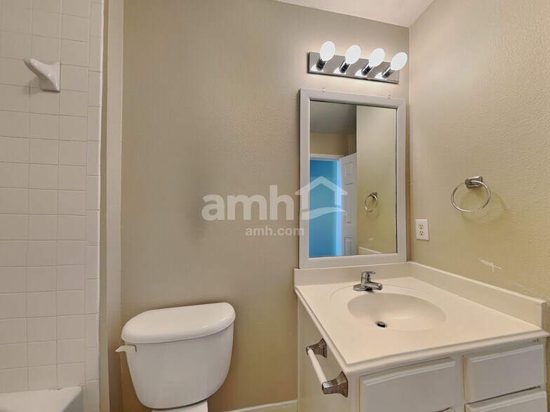 Building Photo - 439 Pinewood Ridge Dr