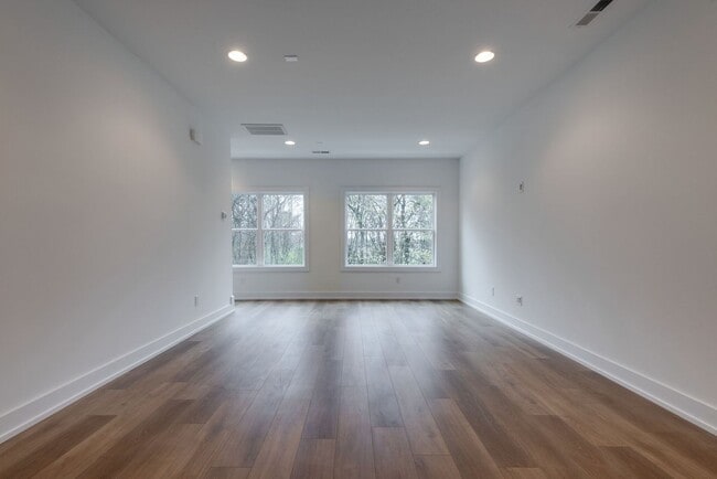 Building Photo - Welcome to Your Stylish Haven in Vibrant East Nashville!