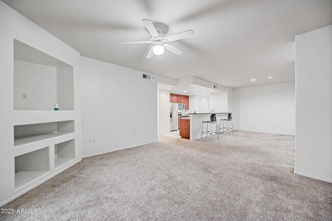 Building Photo - 705 W Queen Creek Rd