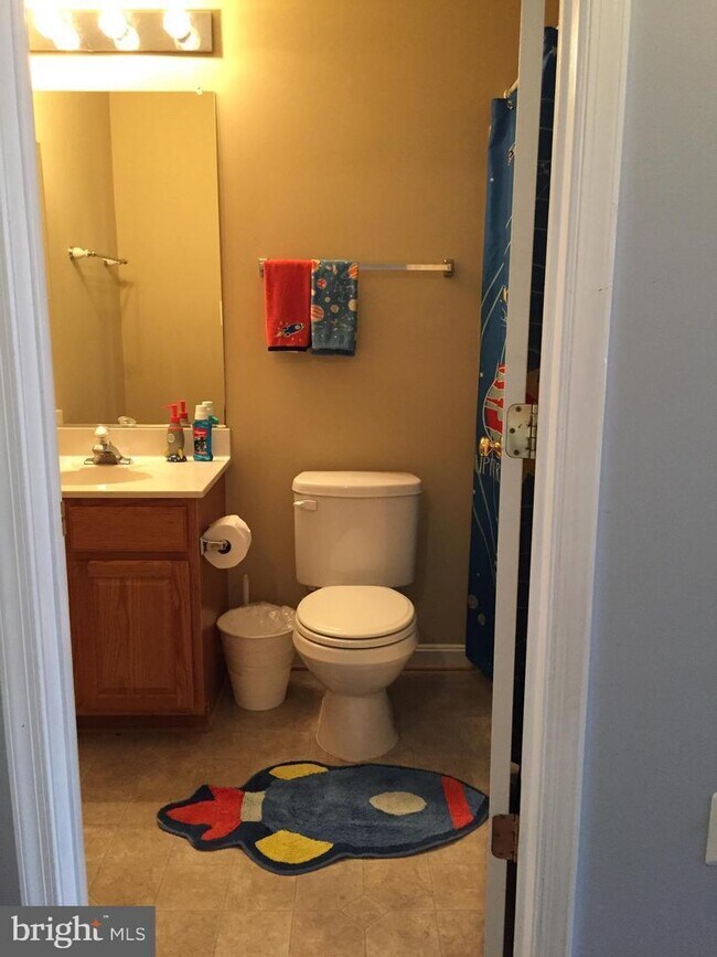 Building Photo - Absolutely Stunning townhome in the heart of Bristow. 3 bedroom, 2 full bathrooms and 2 half baths.