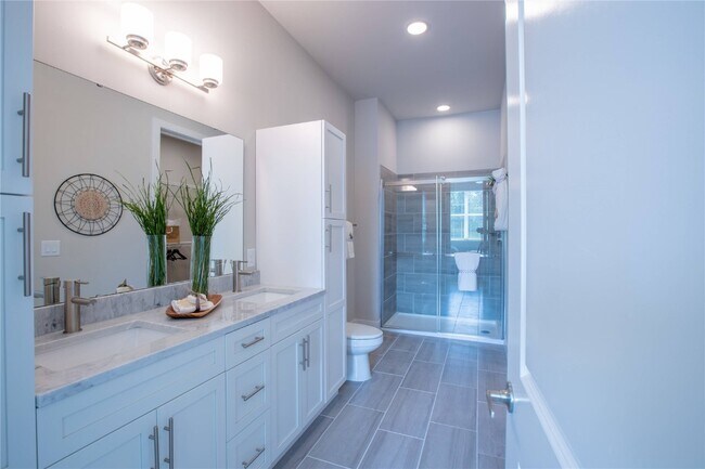 Building Photo - 226 E Lockwood Ave