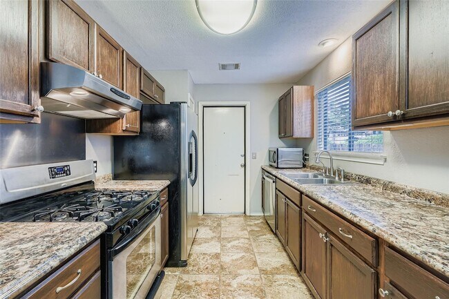 Building Photo - 9802 Briar Ridge Dr