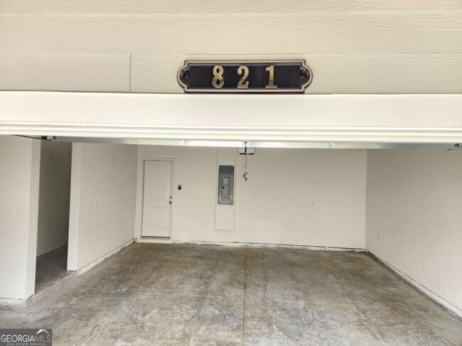 Building Photo - 821 York Aly