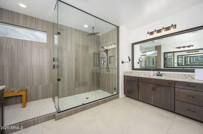 Building Photo - 1221 E Paseo Way