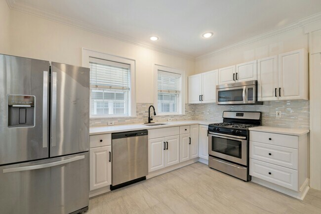 Building Photo - 16 Walnut St