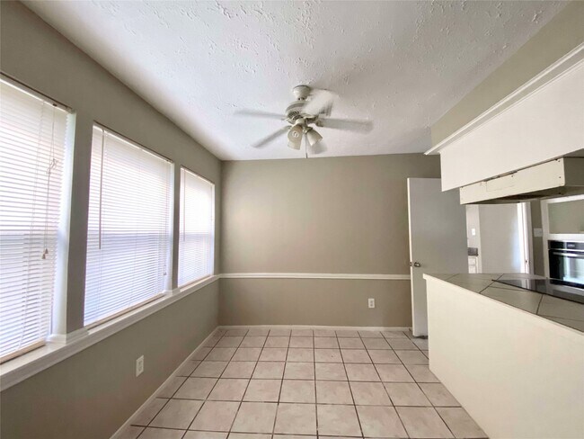 Building Photo - 3123 Sam Houston Dr