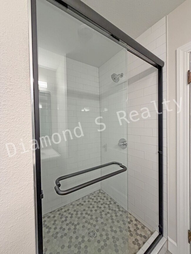 Building Photo - Stunning 2 Bedroom Home Located Near Mercy!