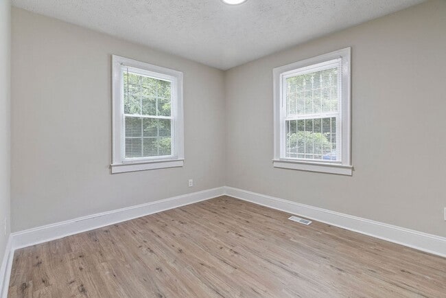 Building Photo - 207 Windsor Dr